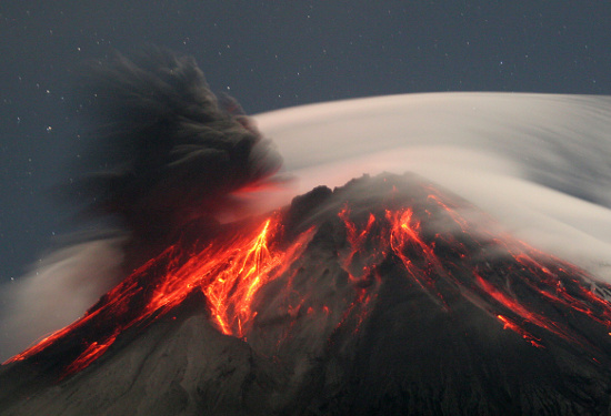 Núi lửa Tungurahua trong một đợt phun trào