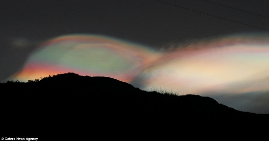 Hình ảnh dải mây xà cừ trên bầu trời Scotland rạng sáng 9/12.