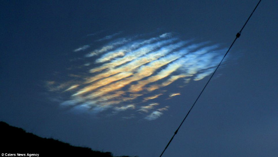 Những vệt mây xà cừ còn lại sau khoảng thời gian sáng nhất trên bầu trời.